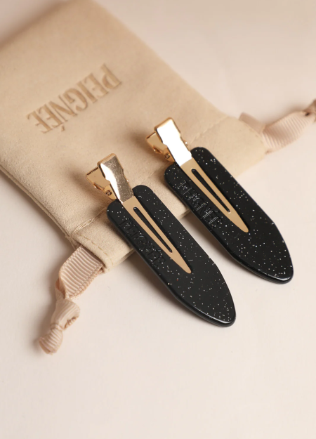 PEIGNÉE es una empresa familiar de accesorios para el cabello, nacida de un recuerdo sencillo y tierno.