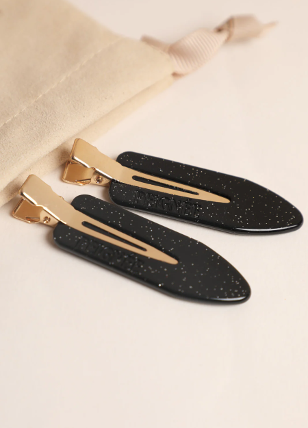 PEIGNÉE es una empresa familiar de accesorios para el cabello, nacida de un recuerdo sencillo y tierno. 2