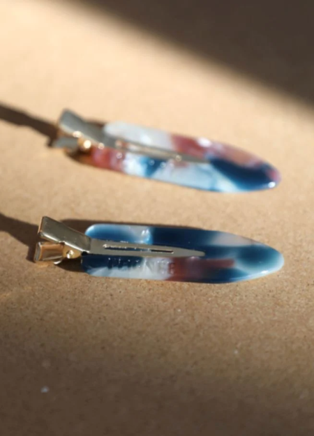 PEIGNÉE es una empresa familiar de accesorios para el cabello, nacida de un recuerdo sencillo y tierno.