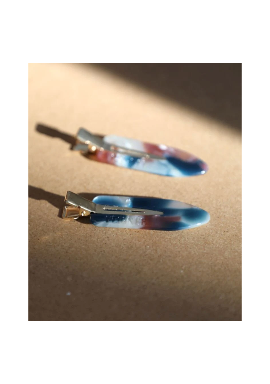 PEIGNÉE es una empresa familiar de accesorios para el cabello, nacida de un recuerdo sencillo y tierno.