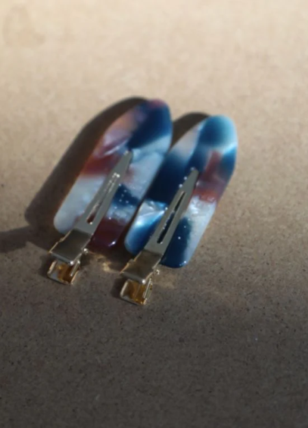 PEIGNÉE es una empresa familiar de accesorios para el cabello, nacida de un recuerdo sencillo y tierno. 2