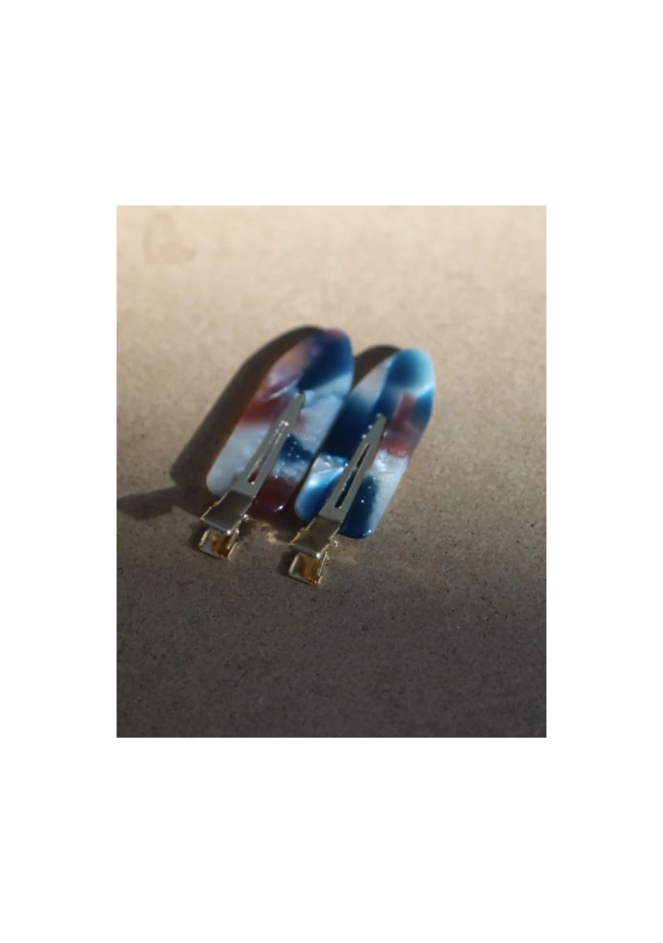 PEIGNÉE es una empresa familiar de accesorios para el cabello, nacida de un recuerdo sencillo y tierno.