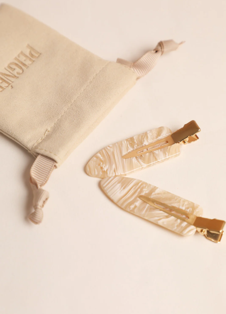 PEIGNÉE es una empresa familiar de accesorios para el cabello, nacida de un recuerdo sencillo y tierno.