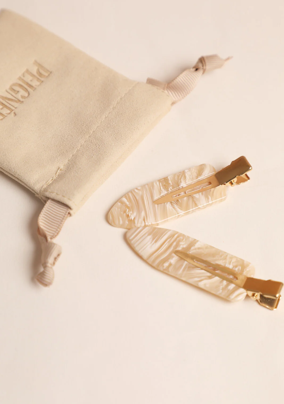 PEIGNÉE es una empresa familiar de accesorios para el cabello, nacida de un recuerdo sencillo y tierno.