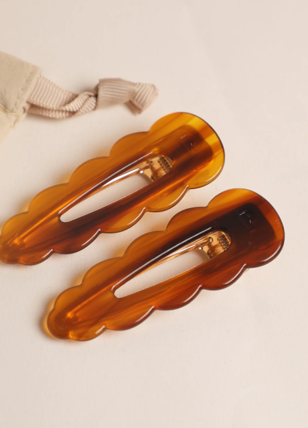 PEIGNÉE es una empresa familiar de accesorios para el cabello, nacida de un recuerdo sencillo y tierno.