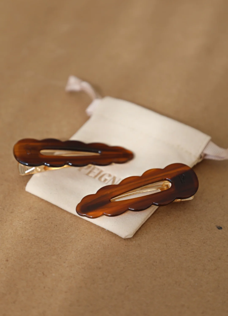 PEIGNÉE es una empresa familiar de accesorios para el cabello, nacida de un recuerdo sencillo y tierno. 2