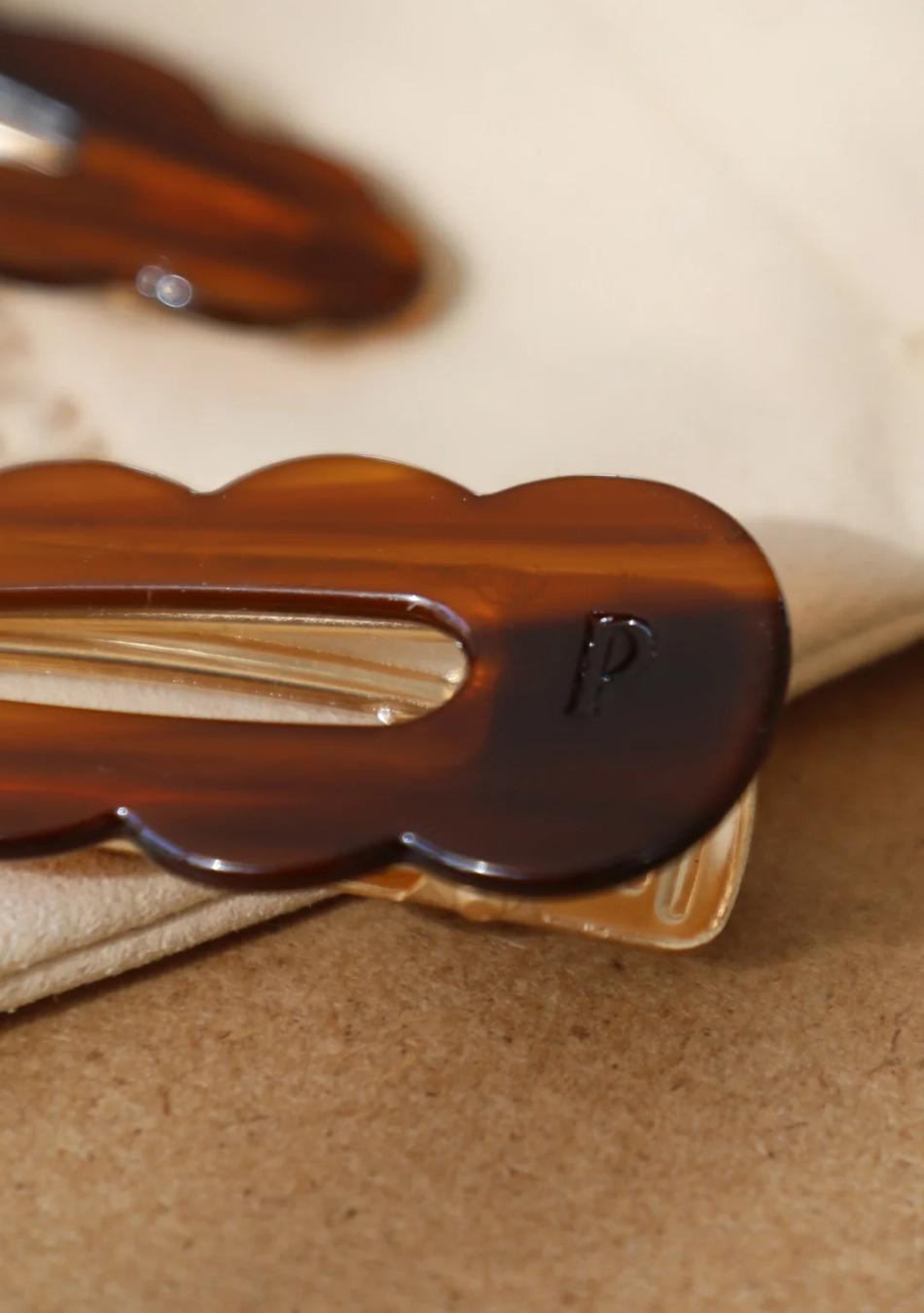 PEIGNÉE es una empresa familiar de accesorios para el cabello, nacida de un recuerdo sencillo y tierno.