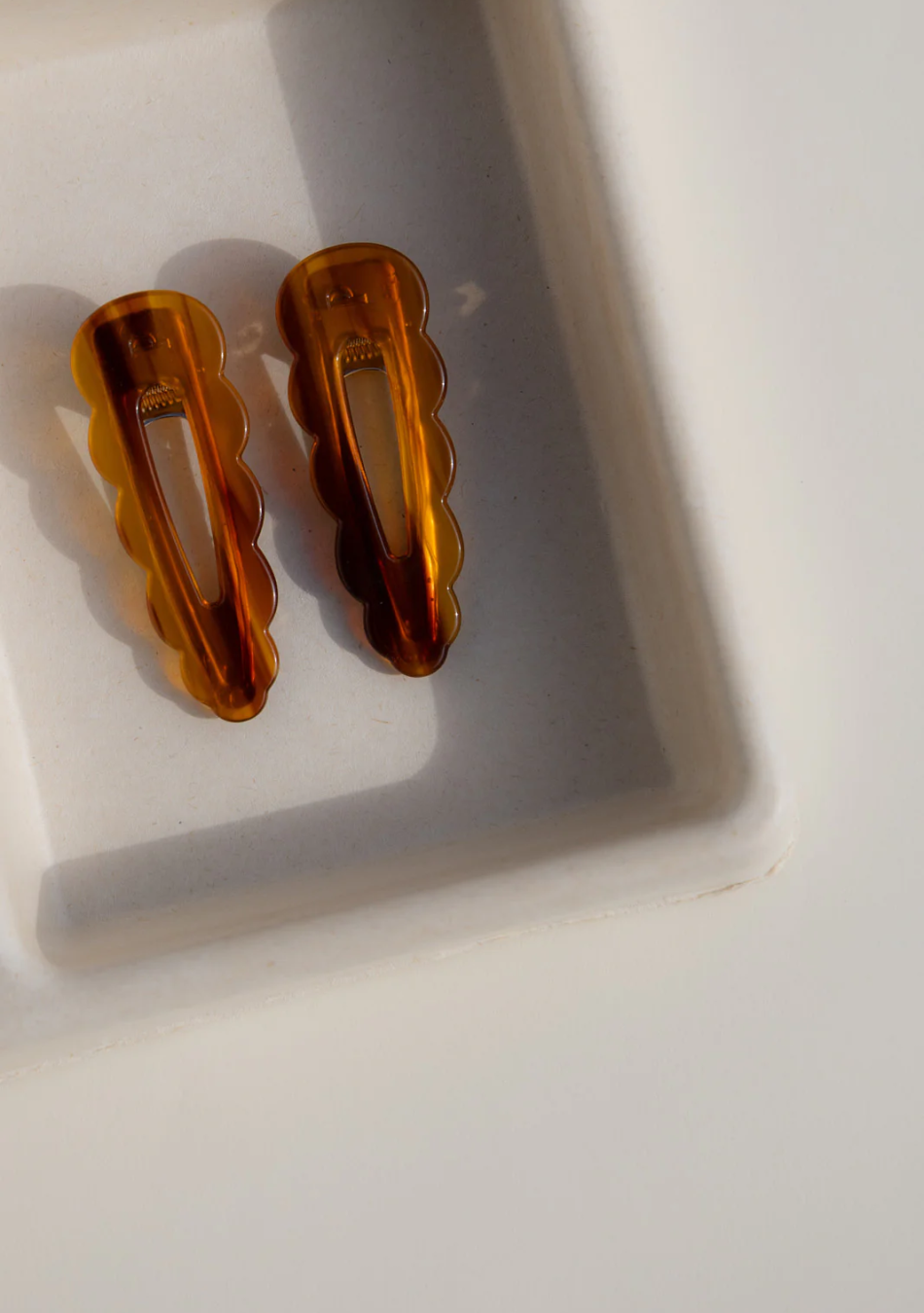 PEIGNÉE es una empresa familiar de accesorios para el cabello, nacida de un recuerdo sencillo y tierno.