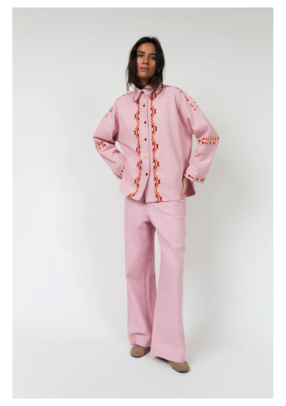 LOLLYS LAUNDRY es una marca de Copenhague de prendas diseñadas para adaptarse a ti, con colores y detalles únicos