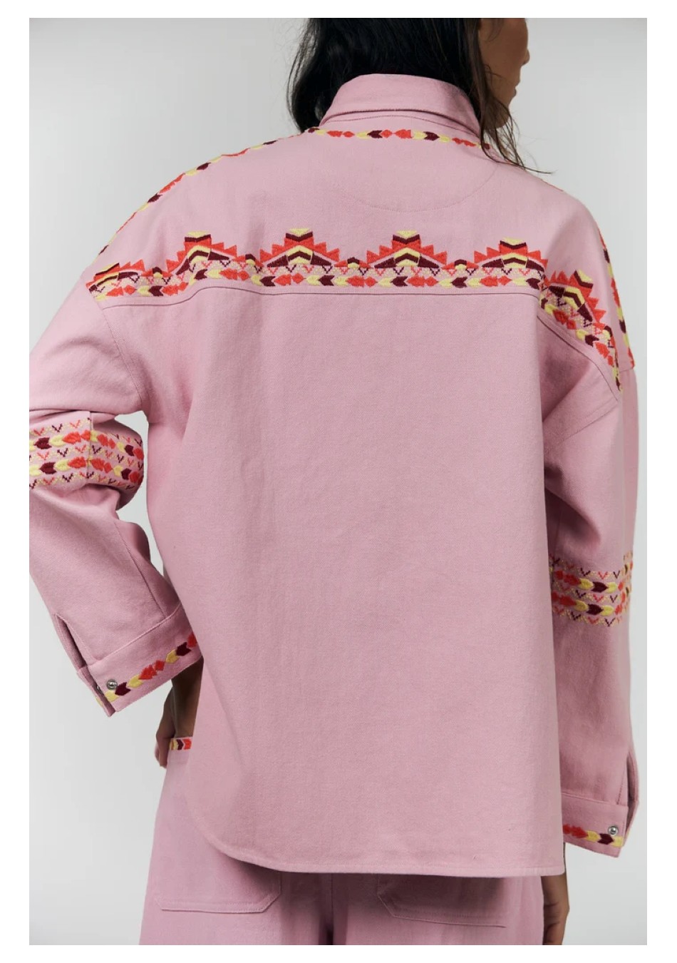 LOLLYS LAUNDRY es una marca de Copenhague de prendas diseñadas para adaptarse a ti, con colores y detalles únicos