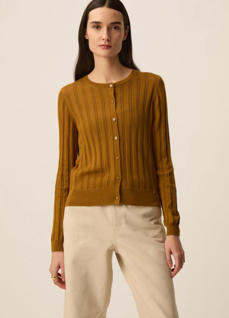 DES PETITS HAUTS marca que refleja la esencia del estilo parisino: femenino, delicado y atemporal.  Destaca por su diseño cuidad