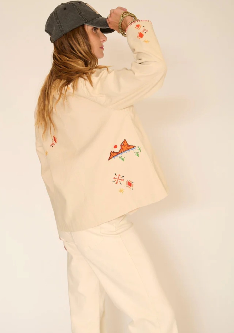 MKT es una marca que combina estilo urbano, comodidad y tendencia. Diseños versátiles para cualquier ocasión. Calidad, actitud y