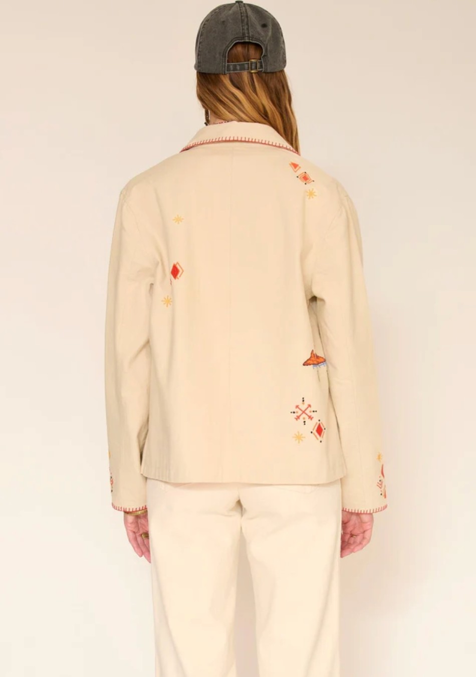 MKT es una marca que combina estilo urbano, comodidad y tendencia. Diseños versátiles para cualquier ocasión. Calidad, actitud y