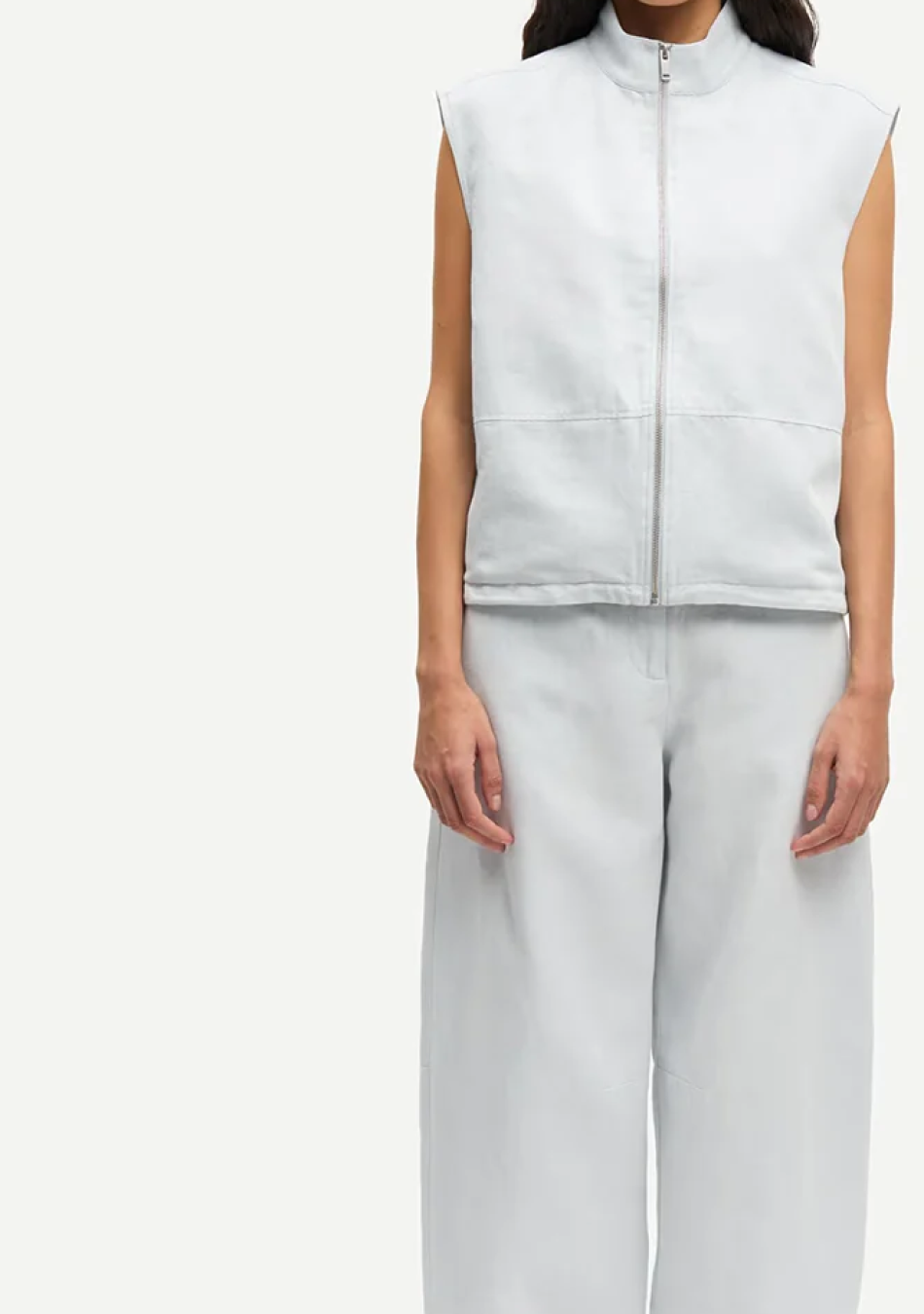 SAMSOE SAMSOE marca de moda escandinava con un diseño contemporáneo y minimalista.