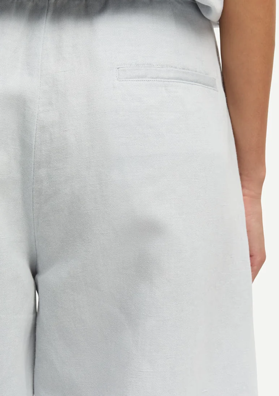 SAMSOE SAMSOE marca de moda escandinava con un diseño contemporáneo y minimalista.