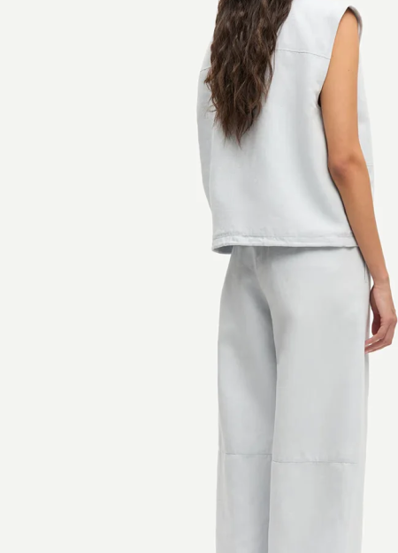 SAMSOE SAMSOE marca de moda escandinava con un diseño contemporáneo y minimalista. 2