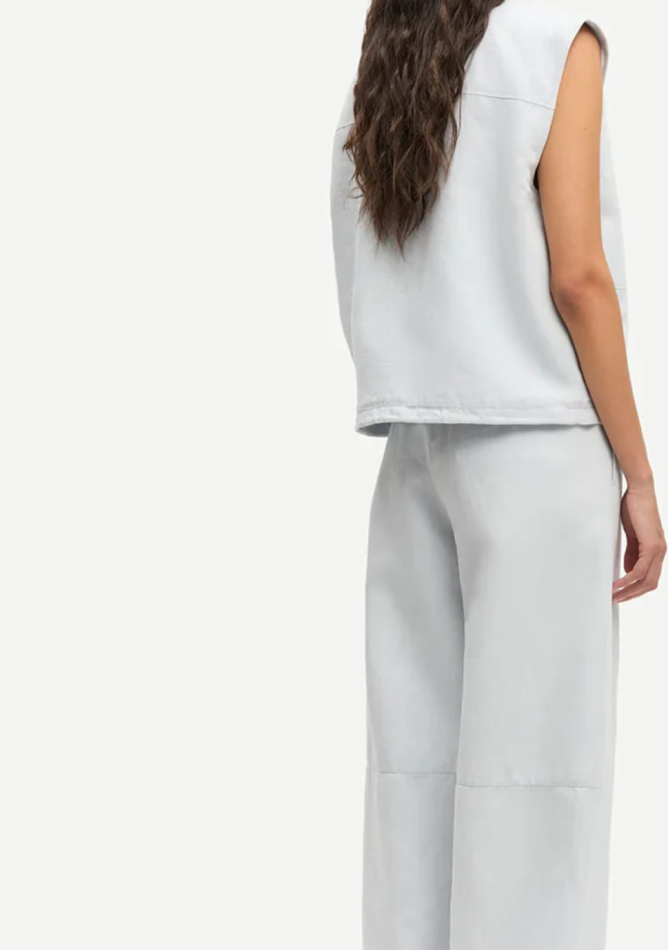 SAMSOE SAMSOE marca de moda escandinava con un diseño contemporáneo y minimalista.