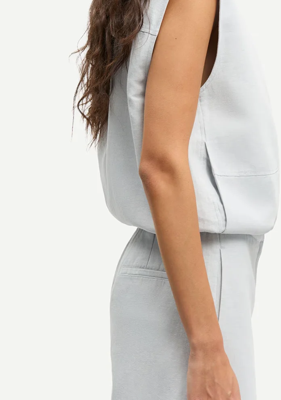 SAMSOE SAMSOE marca de moda escandinava con un diseño contemporáneo y minimalista.