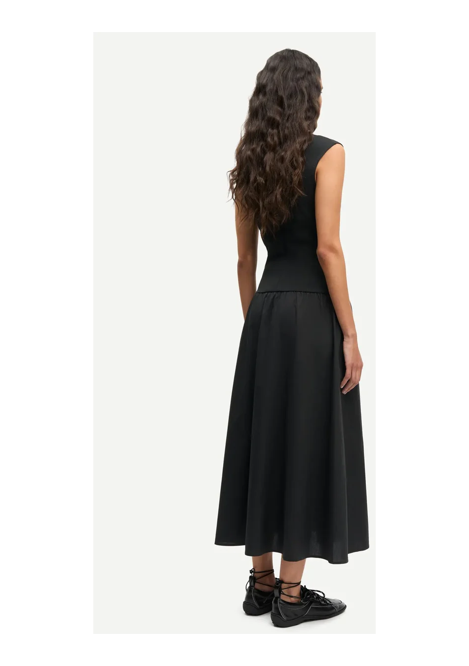 SAMSOE SAMSOE marca de moda escandinava con un diseño contemporáneo y minimalista.