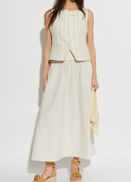 SAMSOE SAMSOE marca de moda escandinava con un diseño contemporáneo y minimalista.