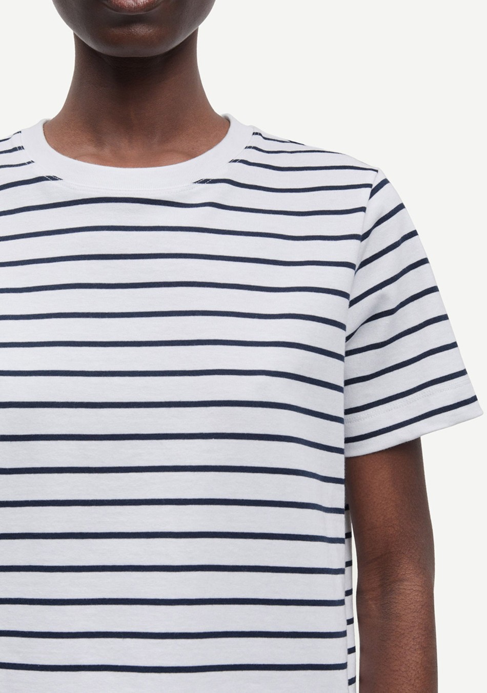 SAMSOE SAMSOE marca de moda escandinava con un diseño contemporáneo y minimalista.