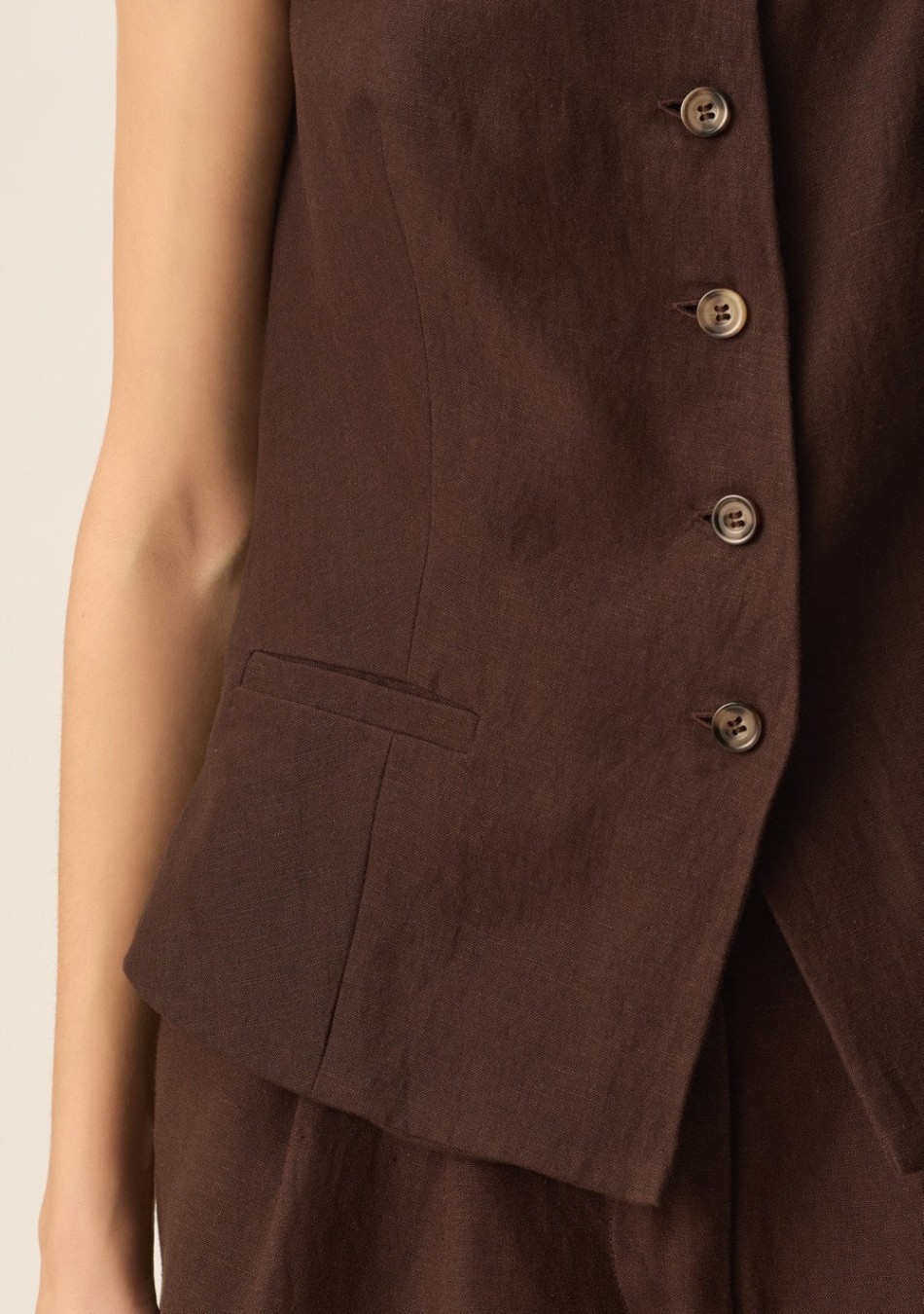 DES PETITS HAUTS marca que refleja la esencia del estilo parisino: femenino, delicado y atemporal.  Destaca por su diseño cuidad