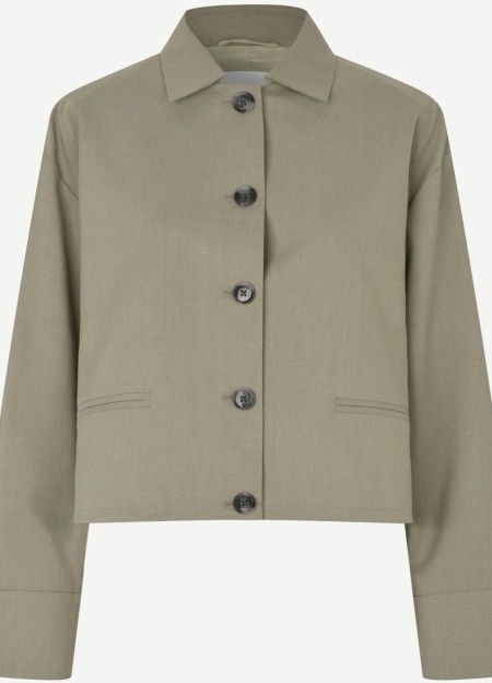 SAMSOE SAMSOE marca de moda escandinava con un diseño contemporáneo y minimalista.