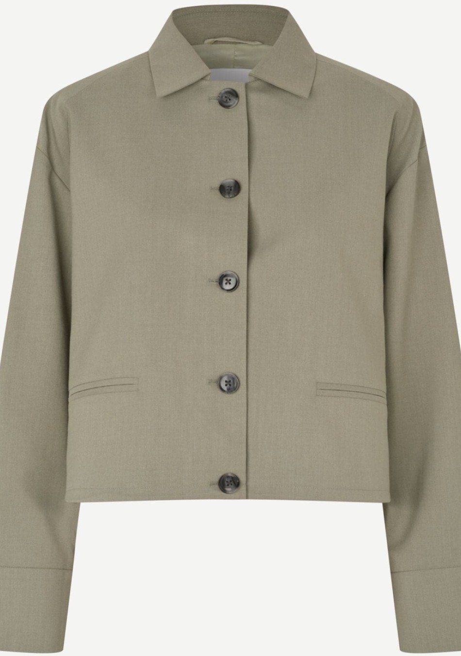 SAMSOE SAMSOE marca de moda escandinava con un diseño contemporáneo y minimalista.