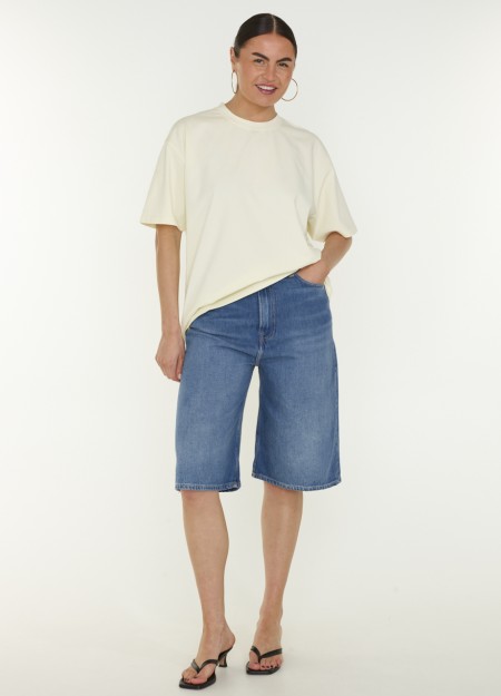 SAMSOE SAMSOE marca de moda escandinava con un diseño contemporáneo y minimalista.