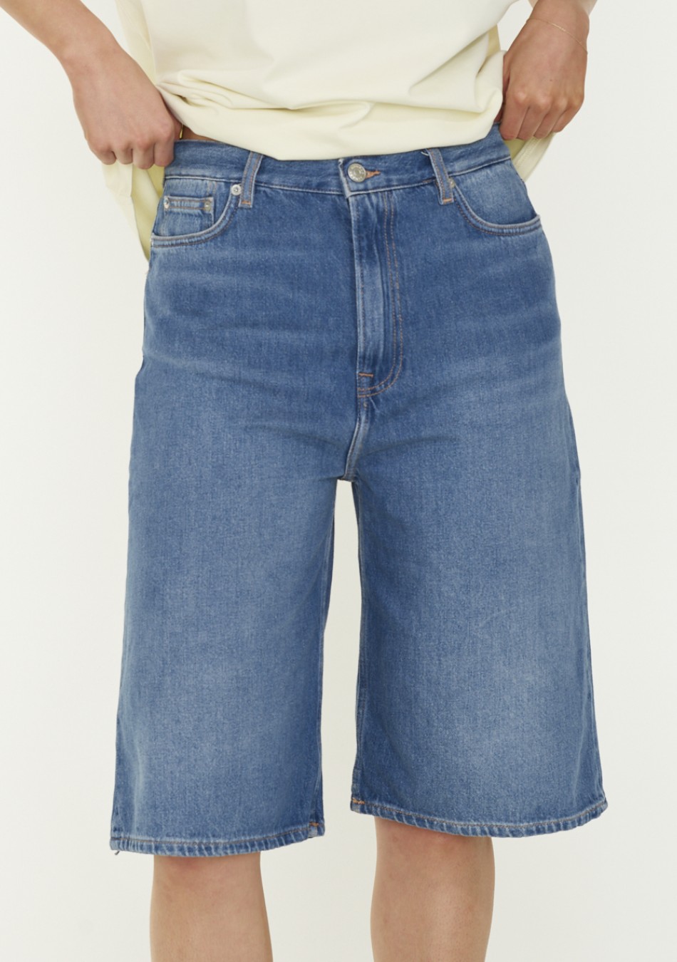 SAMSOE SAMSOE marca de moda escandinava con un diseño contemporáneo y minimalista.