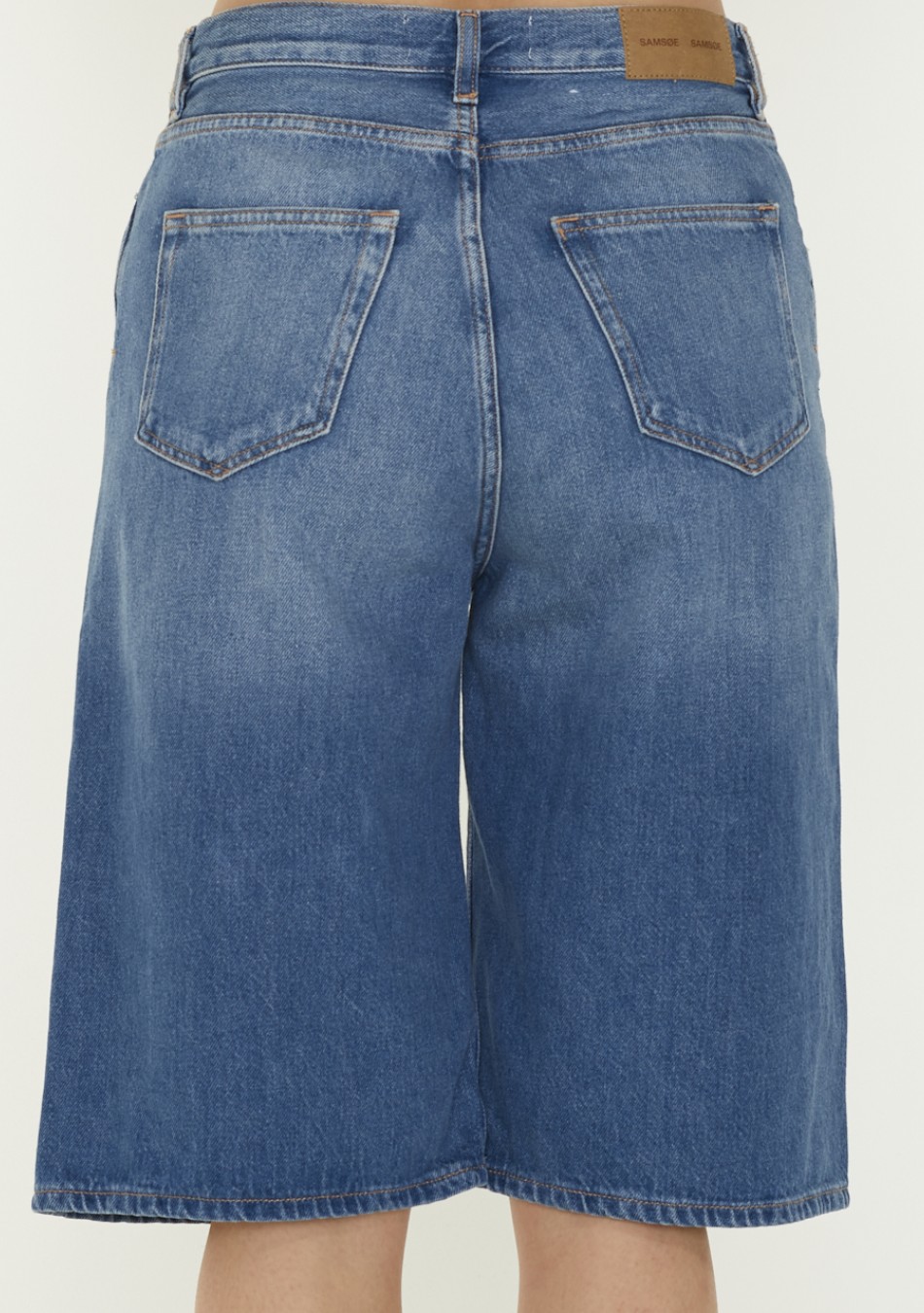 SAMSOE SAMSOE marca de moda escandinava con un diseño contemporáneo y minimalista.