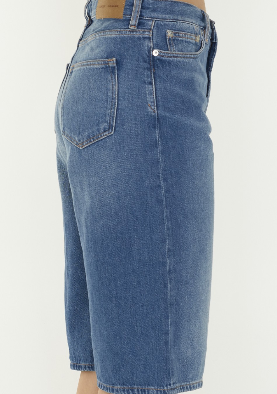 SAMSOE SAMSOE marca de moda escandinava con un diseño contemporáneo y minimalista.