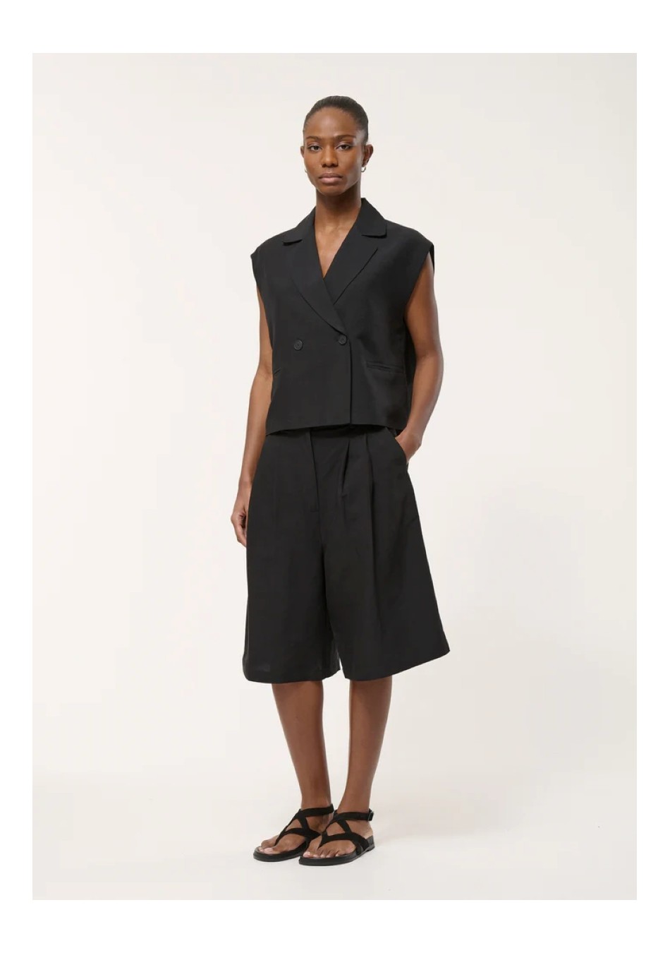 HUMILITY marca francesa de ropa de mujer con un estilo atemporal y casual.