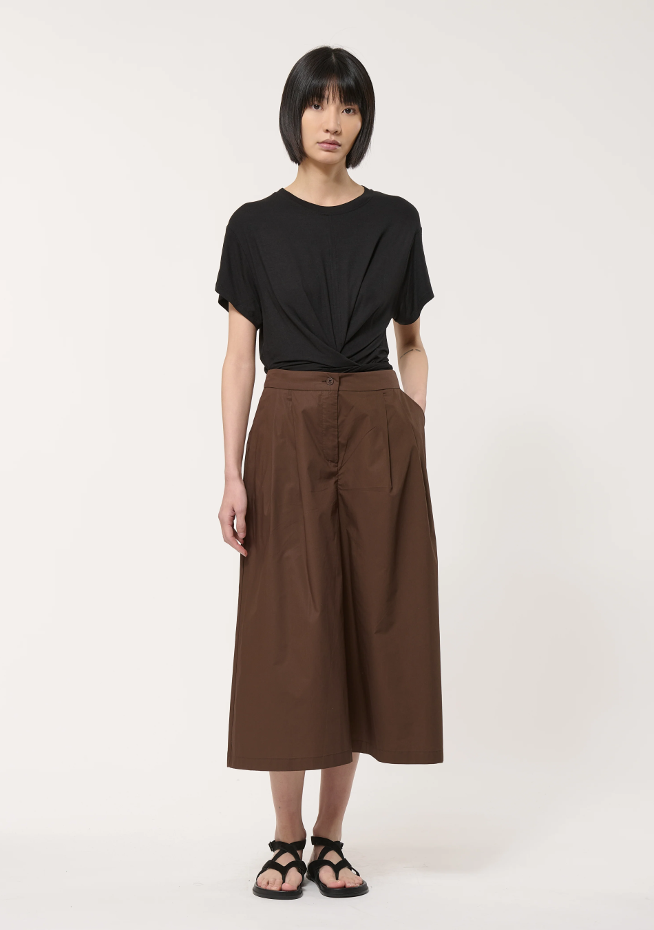 HUMILITY marca francesa de ropa de mujer con un estilo atemporal y casual.