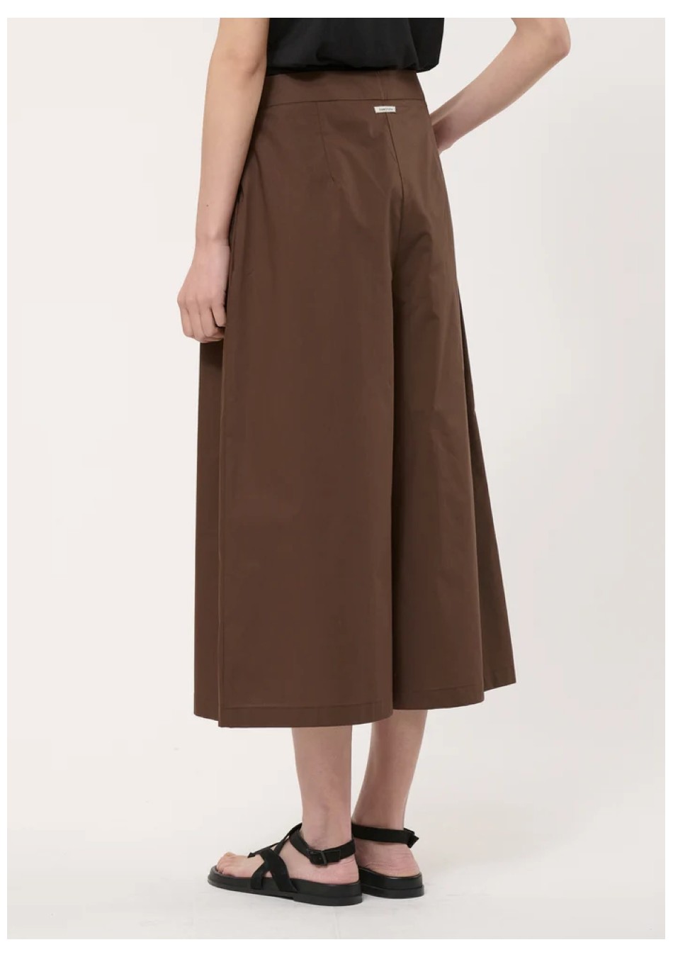 HUMILITY marca francesa de ropa de mujer con un estilo atemporal y casual.