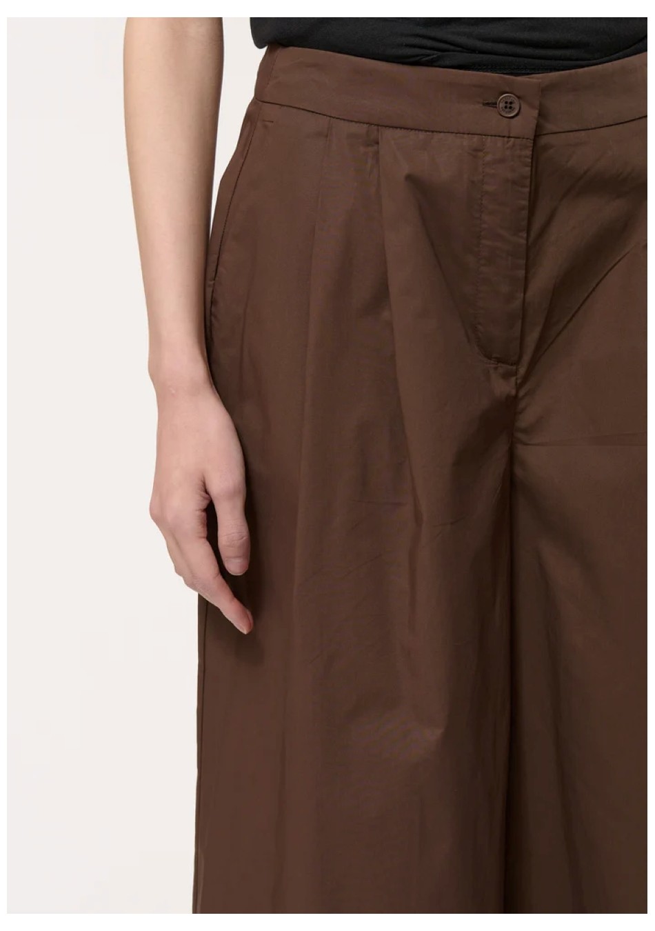 HUMILITY marca francesa de ropa de mujer con un estilo atemporal y casual.