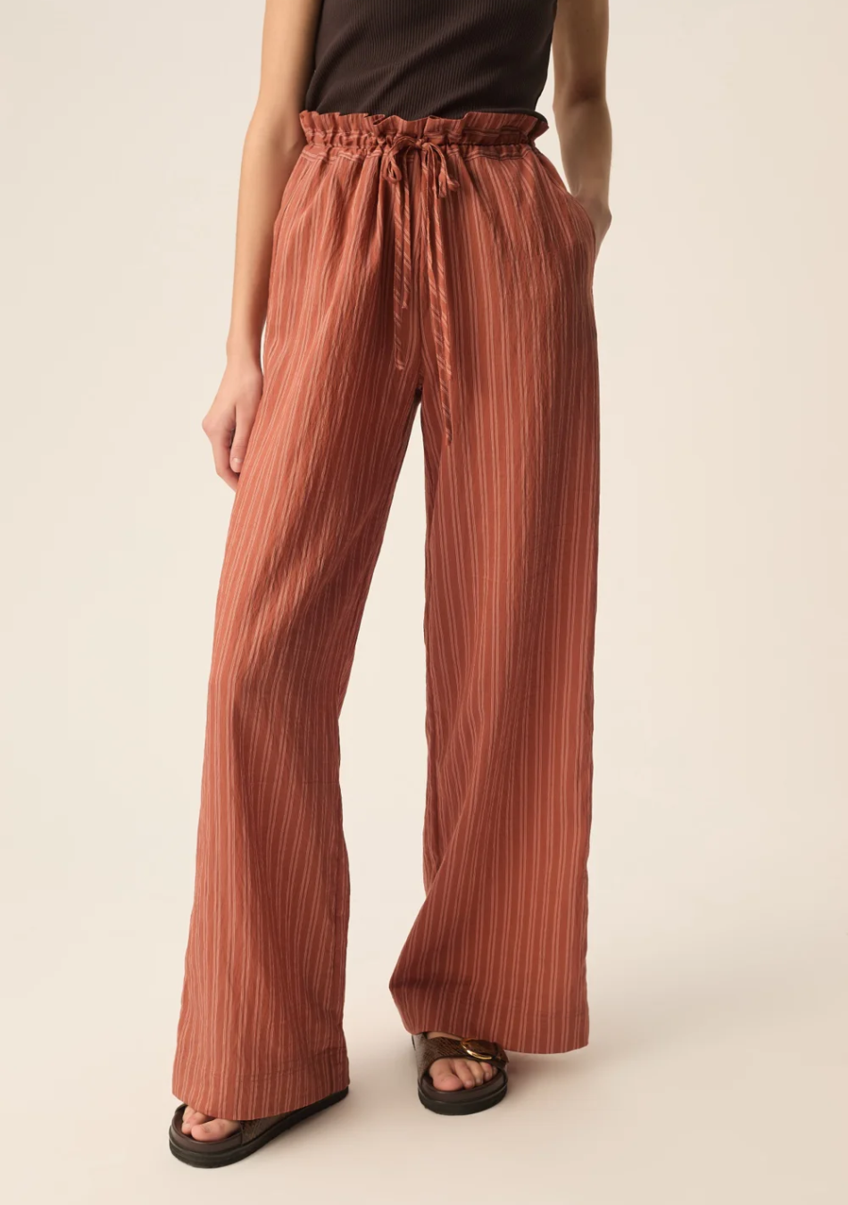 DES PETITS HAUTS marca que refleja la esencia del estilo parisino: femenino, delicado y atemporal.  Destaca por su diseño cuidad