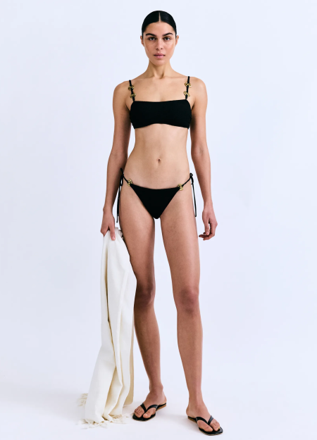 LOVE STORIES es una marca de lencería contemporánea que combina comodidad, estilo y feminidad. Especializada en prendas íntimas