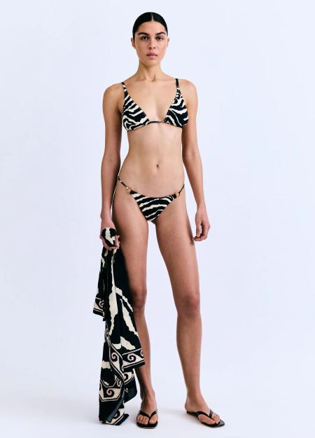 LOVE STORIES es una marca de lencería contemporánea que combina comodidad, estilo y feminidad. Especializada en prendas íntimas