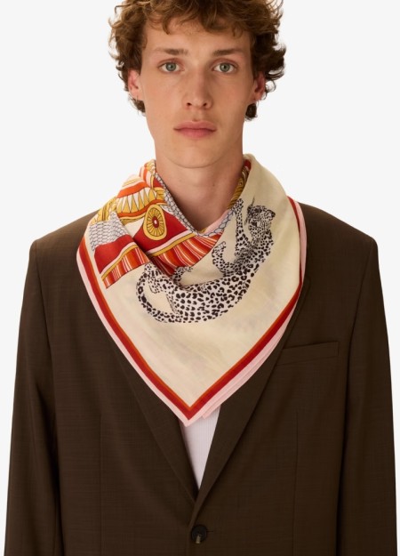 INOUI es una marca que representa sofisticación, minimalismo y carácter. Cada creación está diseñada para personas que valoran l 2