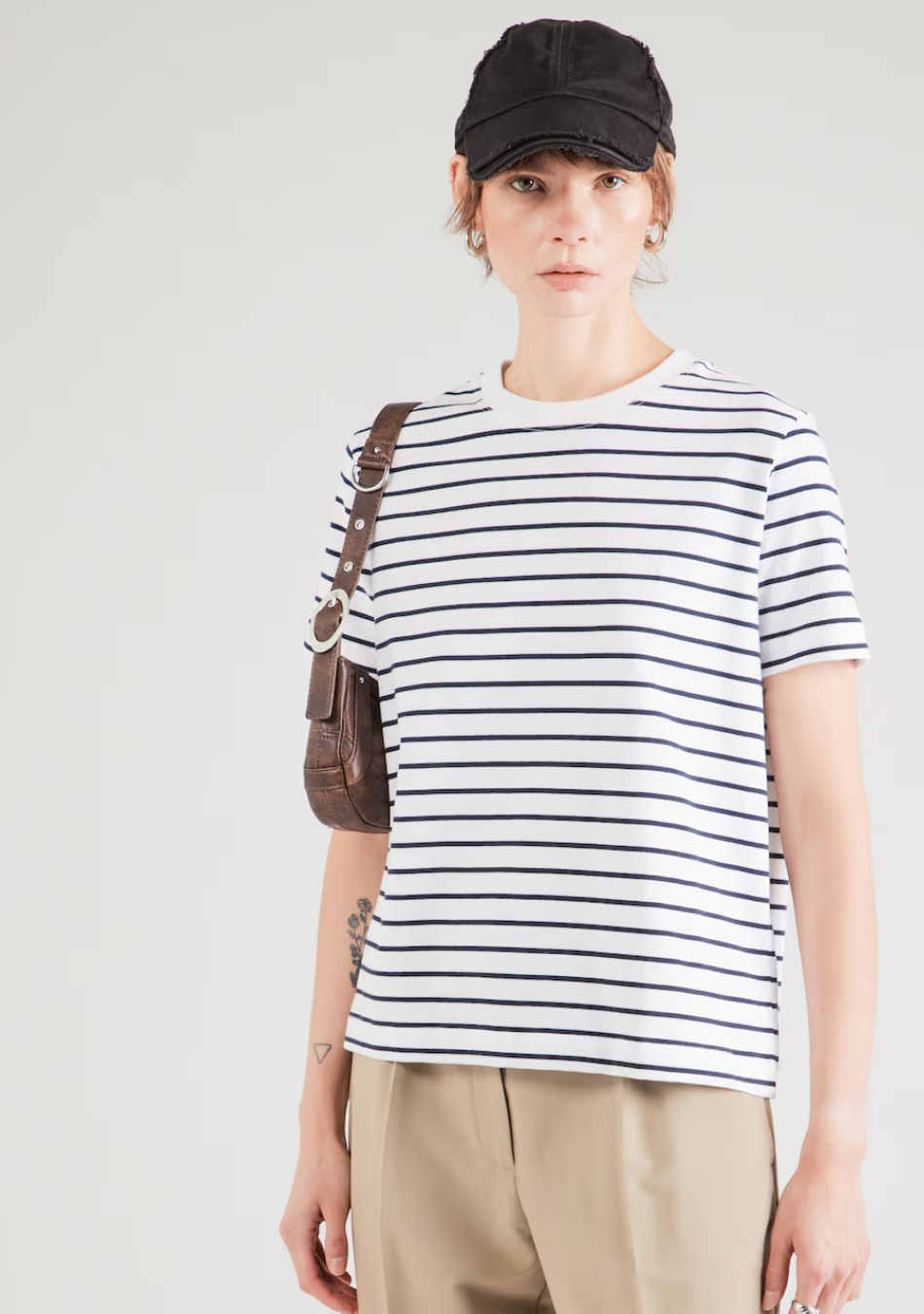 SAMSOE SAMSOE marca de moda escandinava con un diseño contemporáneo y minimalista.