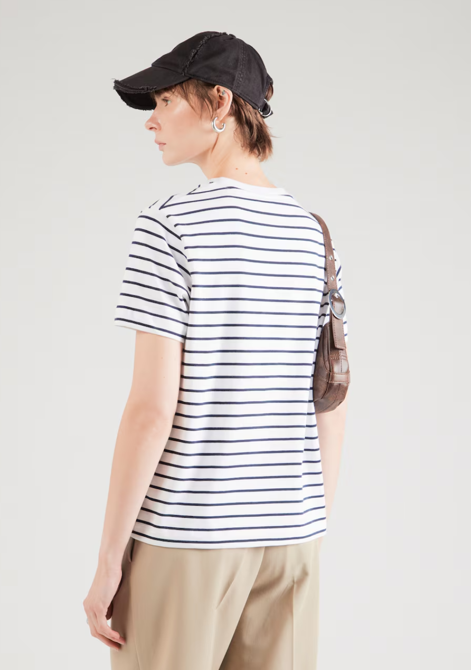 SAMSOE SAMSOE marca de moda escandinava con un diseño contemporáneo y minimalista.