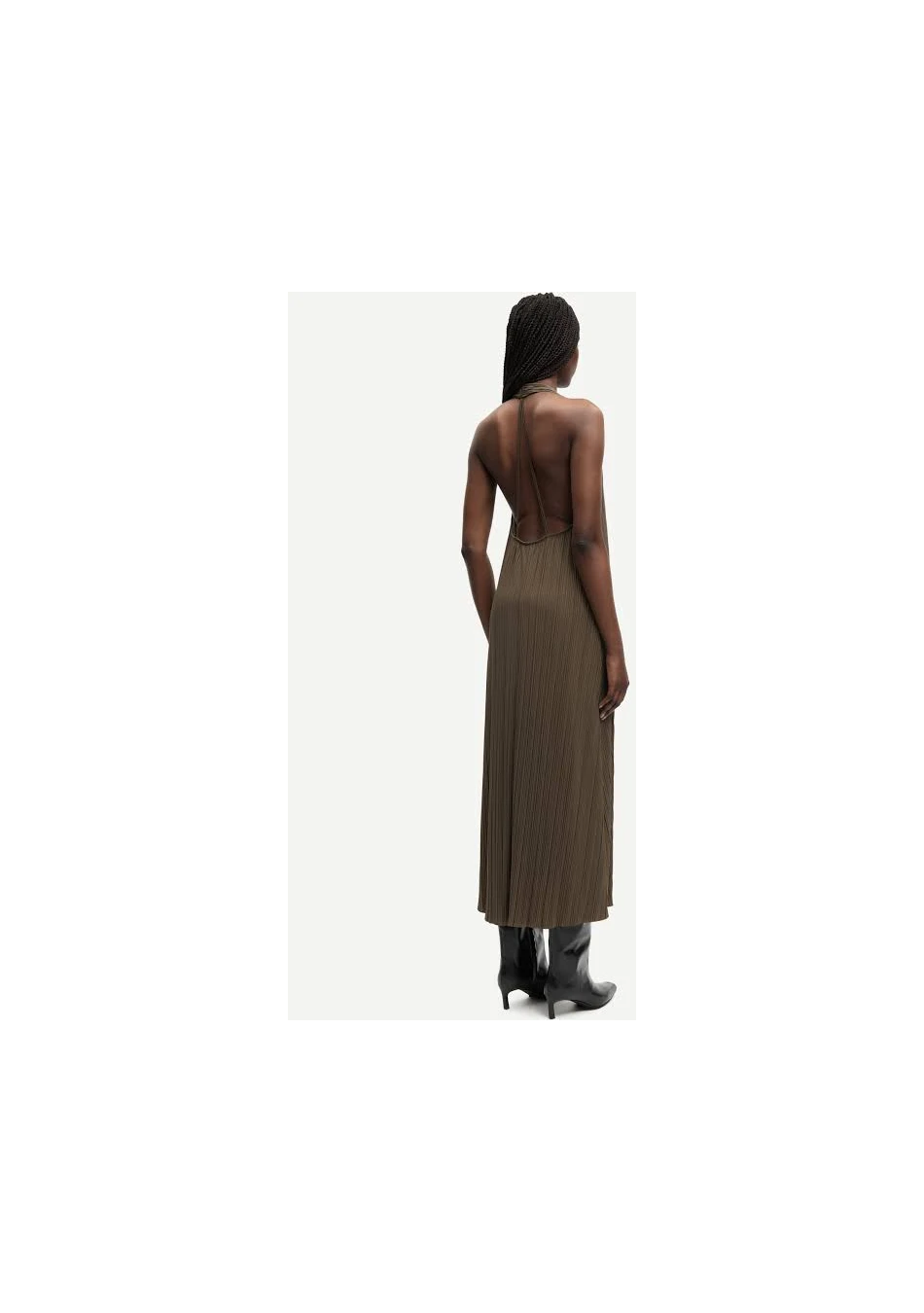 SAMSOE SAMSOE marca de moda escandinava con un diseño contemporáneo y minimalista.