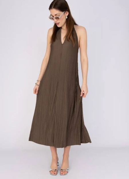 SAMSOE SAMSOE marca de moda escandinava con un diseño contemporáneo y minimalista. 2