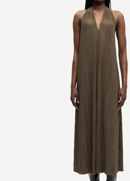 SAMSOE SAMSOE marca de moda escandinava con un diseño contemporáneo y minimalista.