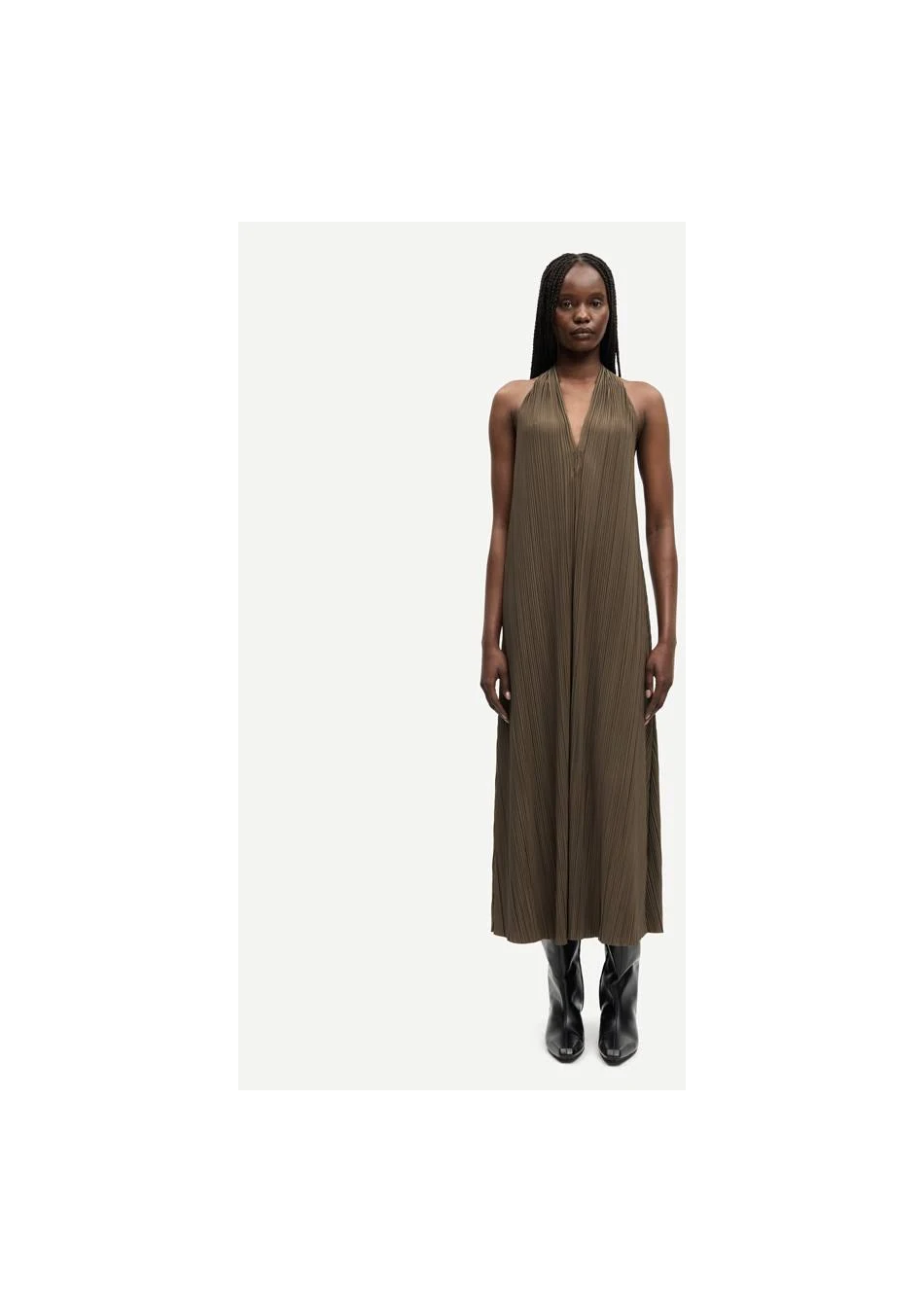 SAMSOE SAMSOE marca de moda escandinava con un diseño contemporáneo y minimalista.