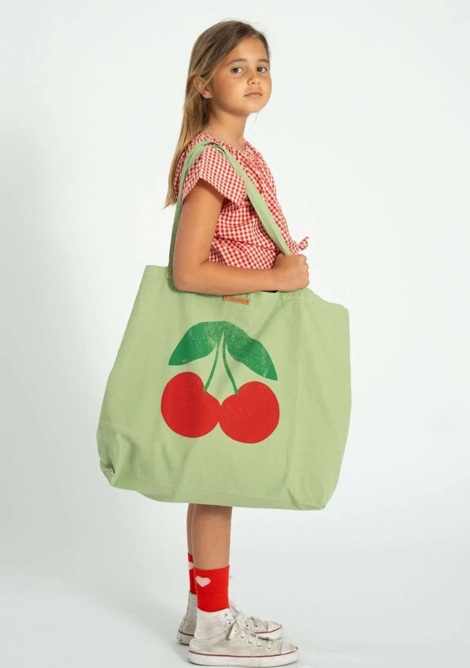 INOUI es una marca que representa sofisticación, minimalismo y carácter. Cada creación está diseñada para personas que valoran l