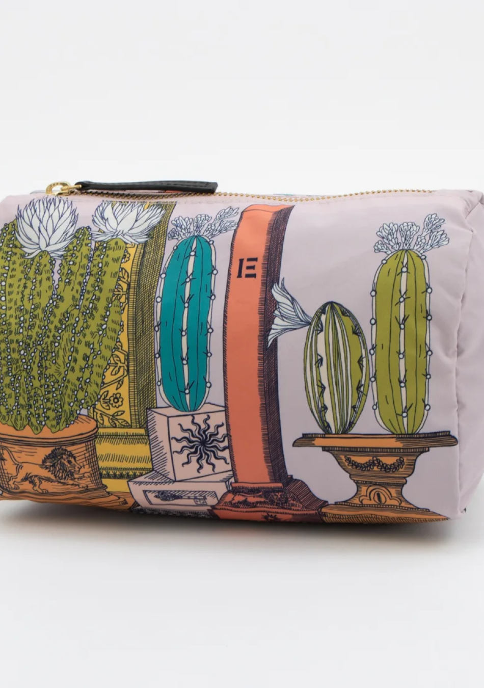 INOUI es una marca que representa sofisticación, minimalismo y carácter. Cada creación está diseñada para personas que valoran l