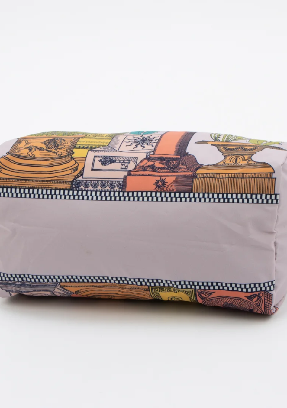 INOUI es una marca que representa sofisticación, minimalismo y carácter. Cada creación está diseñada para personas que valoran l