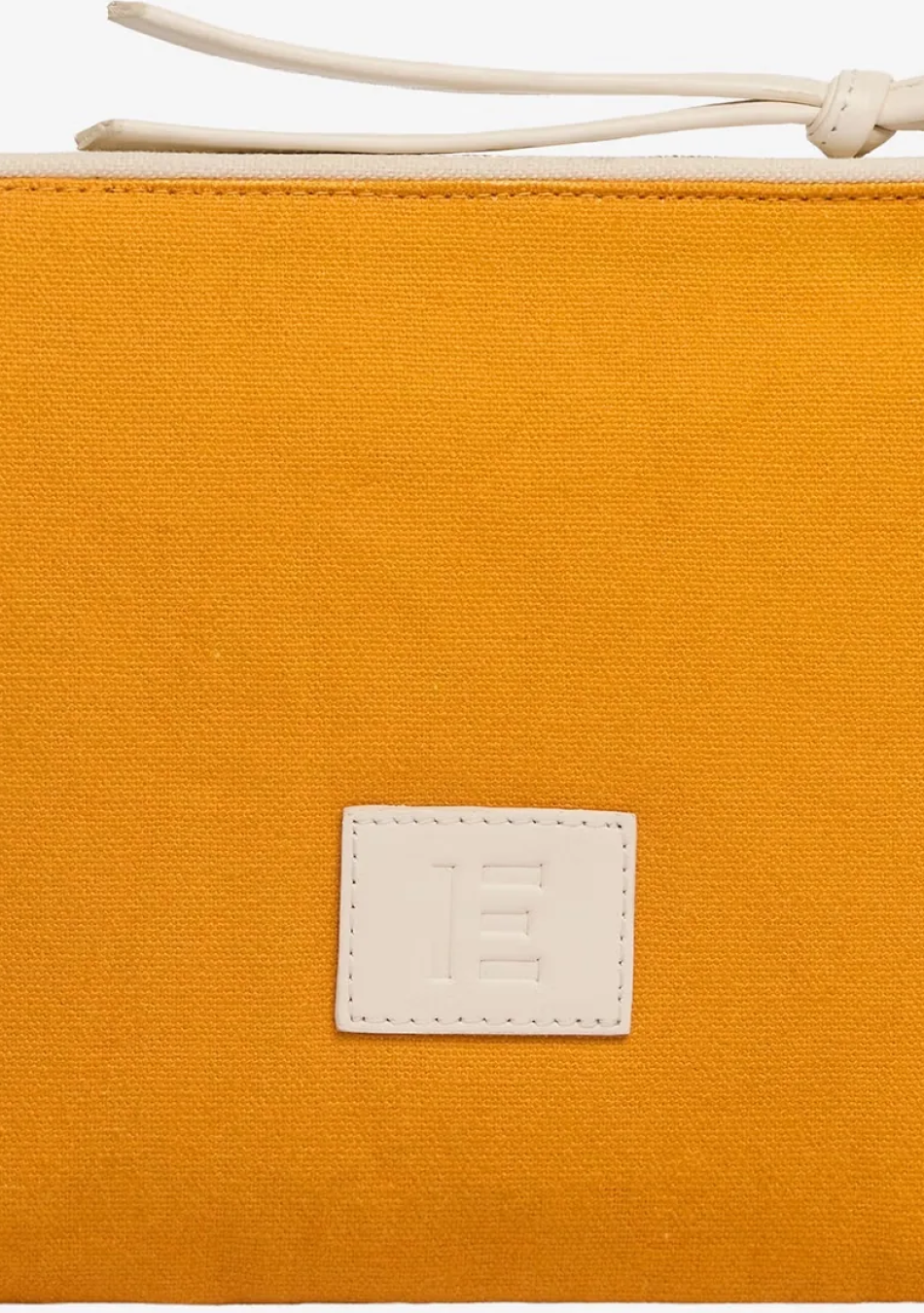 INOUI es una marca que representa sofisticación, minimalismo y carácter. Cada creación está diseñada para personas que valoran l